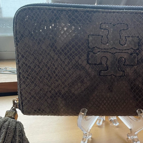 Tory Burch Thea Snakeskin Wallet - Picture 4 of 17
